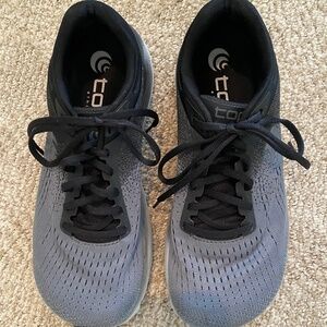 Women's Topos athletic shoe size 6.5